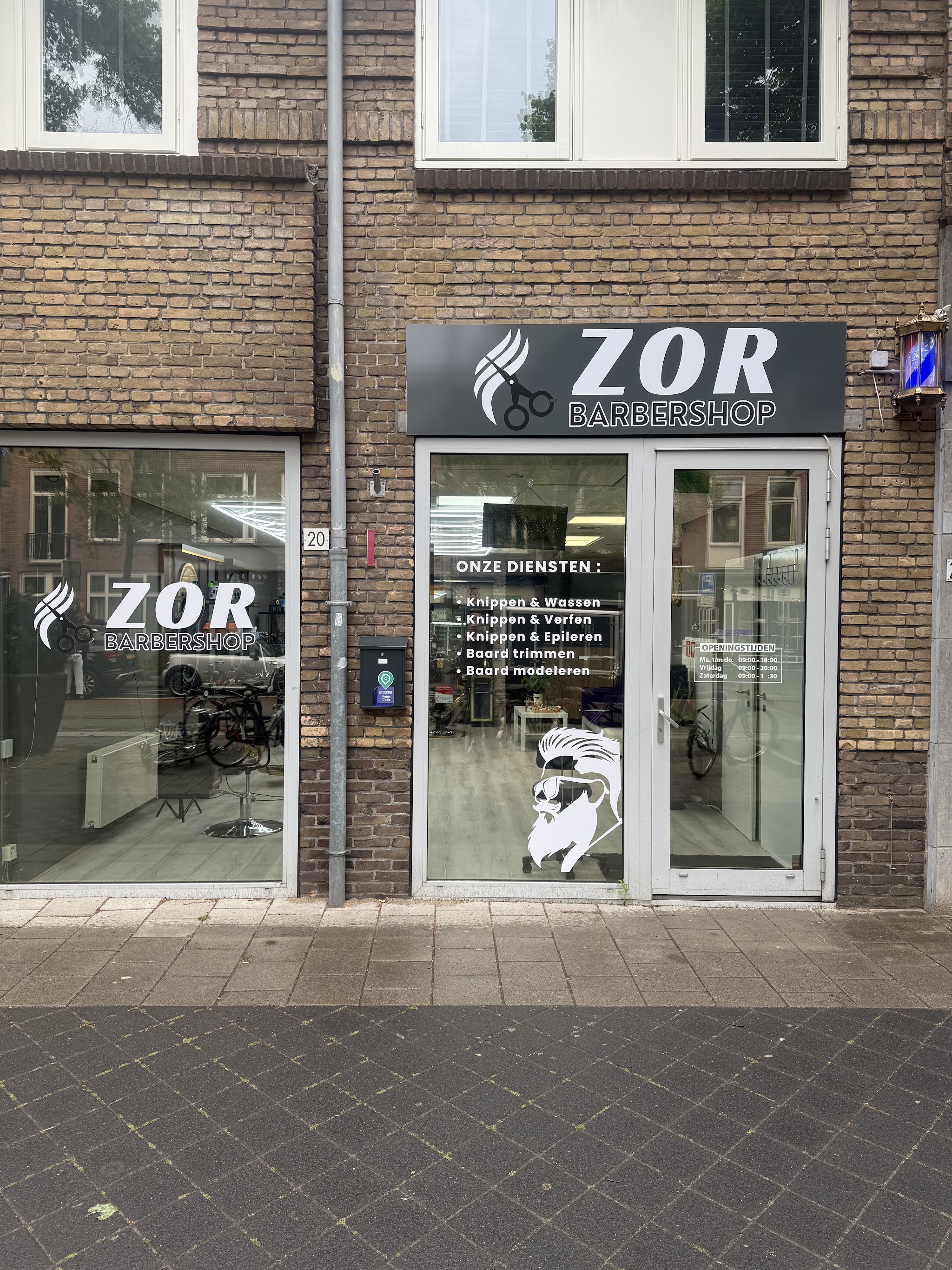De winkelgevel van ZOR Barbershop aan de Adriaen van Ostadelaan 20a