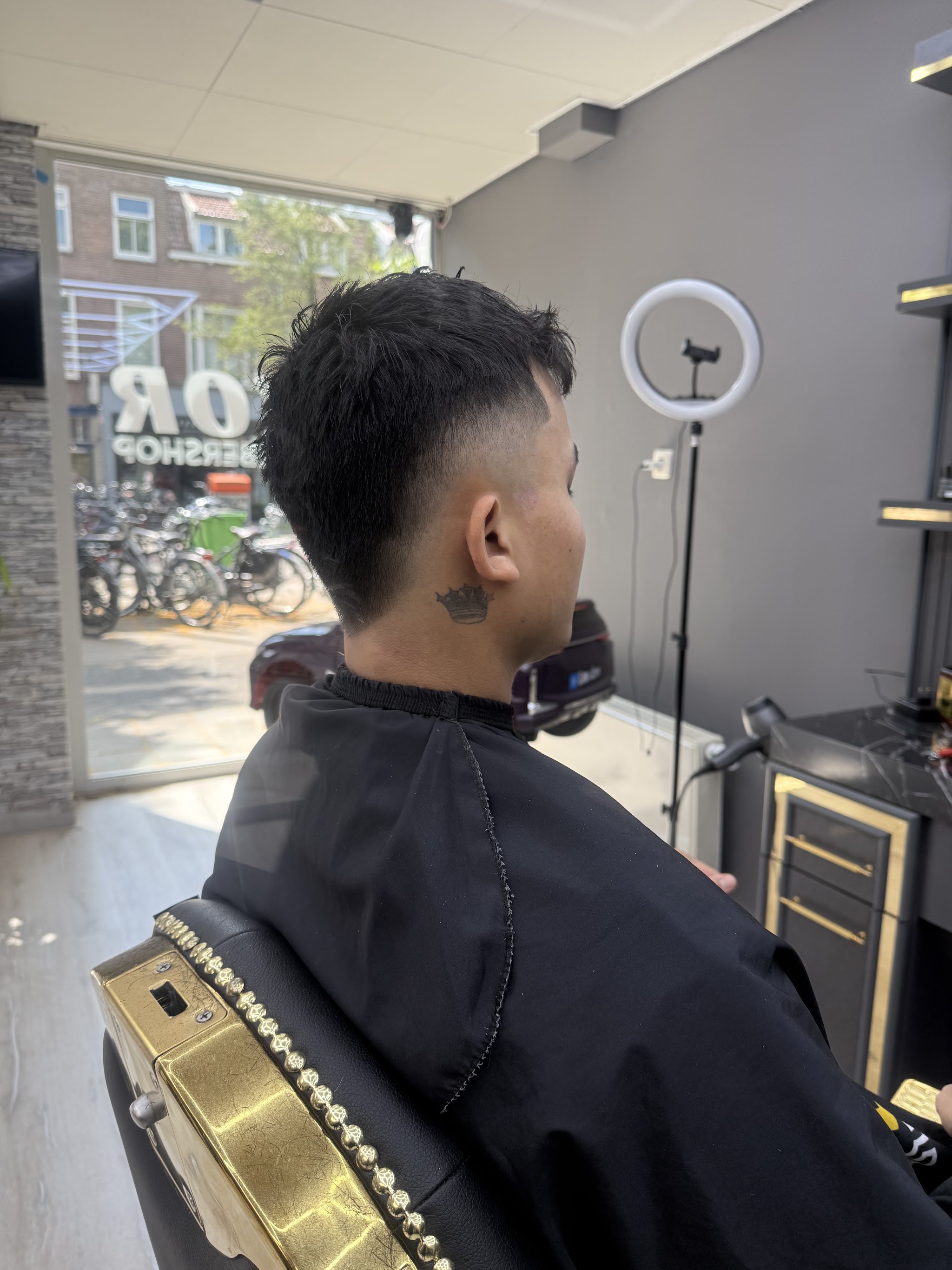Donker kapsel met korte zijkant en strakke overgang
